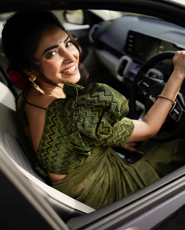 எஸ்-பிரஸ்ஸோ காரை ஓட்டிட்டு இருந்த நடிகை... இப்ப எவ்வளவு சூப்பரான காரை வாங்கியிருக்காங்க தெரியுமா? தரமான வளர்ச்சி!