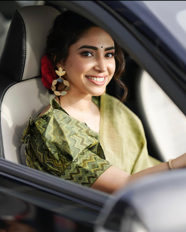 எஸ்-பிரஸ்ஸோ காரை ஓட்டிட்டு இருந்த நடிகை... இப்ப எவ்வளவு சூப்பரான காரை வாங்கியிருக்காங்க தெரியுமா? தரமான வளர்ச்சி!