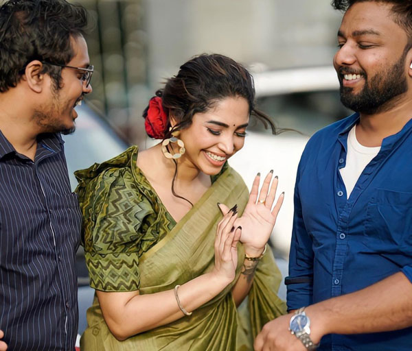 எஸ்-பிரஸ்ஸோ காரை ஓட்டிட்டு இருந்த நடிகை... இப்ப எவ்வளவு சூப்பரான காரை வாங்கியிருக்காங்க தெரியுமா? தரமான வளர்ச்சி!