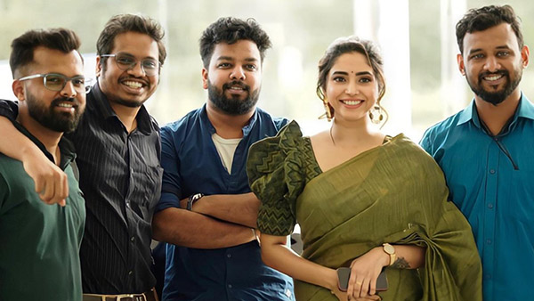 எஸ்-பிரஸ்ஸோ காரை ஓட்டிட்டு இருந்த நடிகை... இப்ப எவ்வளவு சூப்பரான காரை வாங்கியிருக்காங்க தெரியுமா? தரமான வளர்ச்சி!