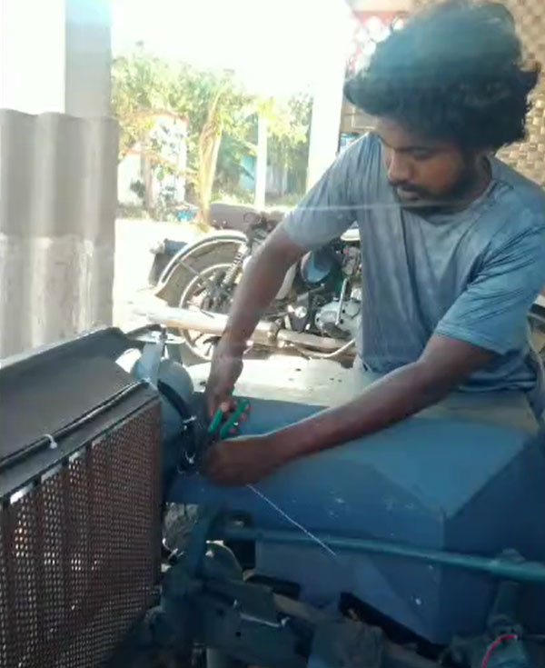 ஆனந்த் மஹிந்திராவை அசர வைத்த கீழடி இளைஞர்... 4 வீல் இயக்கம் கொண்ட எலெக்ட்ரிக் காரை உருவாக்கி அசத்தல்!