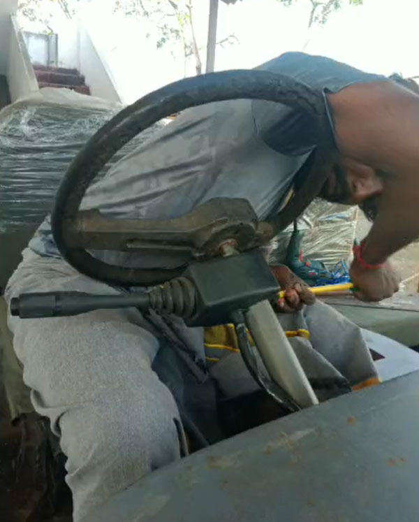 ஆனந்த் மஹிந்திராவை அசர வைத்த கீழடி இளைஞர்... 4 வீல் இயக்கம் கொண்ட எலெக்ட்ரிக் காரை உருவாக்கி அசத்தல்!