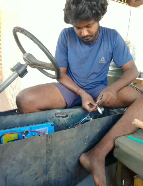 ஆனந்த் மஹிந்திராவை அசர வைத்த கீழடி இளைஞர்... 4 வீல் இயக்கம் கொண்ட எலெக்ட்ரிக் காரை உருவாக்கி அசத்தல்!