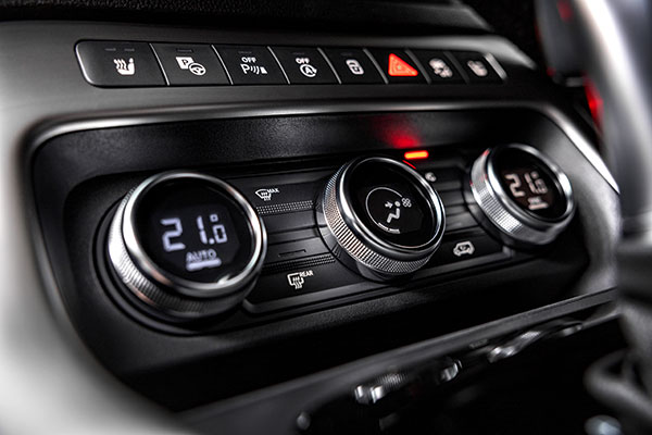 பணம் நிறைய வச்சிருந்தாலும் கார் வாங்கும் போது இதெல்லாம் இல்லாமயே வாங்குங்க . . . வாங்கி ஒரு புரோஜனம் கூட கிடையாது . . .