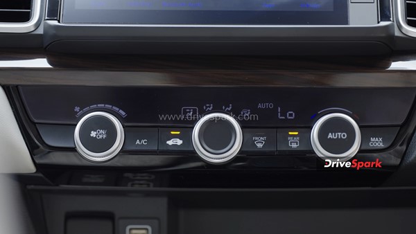 பணம் நிறைய வச்சிருந்தாலும் கார் வாங்கும் போது இதெல்லாம் இல்லாமயே வாங்குங்க . . . வாங்கி ஒரு புரோஜனம் கூட கிடையாது . . .