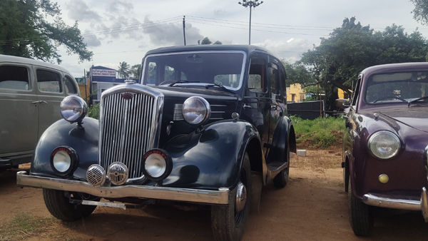 2ம் உலகப்போரில் பயன்படுத்தப்பட்ட ஜீப் , மைசூர் மகாராஜாவின் பழைய கார் என குற்றாலத்தை கலக்கிய வின்டேஜ் கார்கள் . . . 