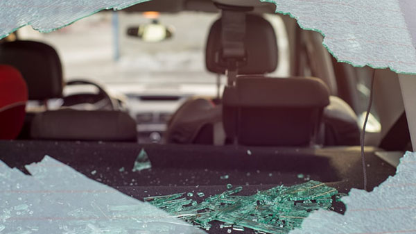 உங்க காரின் கண்ணாடி திடீர்ன்னு உடைஞ்சு போச்சா அப்ப இந்த 5 விஷயங்கள் தான் காரணமா இருக்கும் . . .