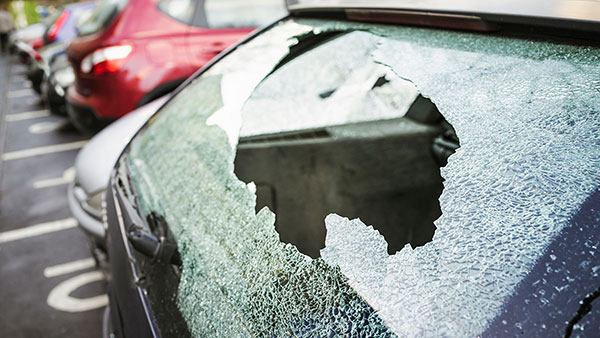 உங்க காரின் கண்ணாடி திடீர்ன்னு உடைஞ்சு போச்சா அப்ப இந்த 5 விஷயங்கள் தான் காரணமா இருக்கும் . . .