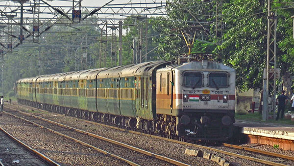 அபராதம் எல்லாம் கிடையாது . . . அன்ரிசர்வ்டு டிக்கெட்டிலேயே ரிசர்வ்டு கோச்சில் பயணிக்கலாம் . . . எப்படி தெரியுமா . . .