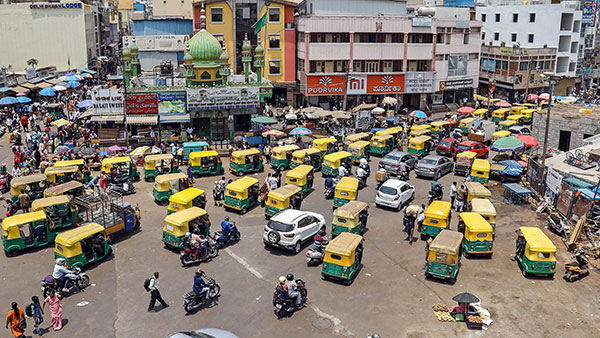 கேஸ் என்ன விலை விக்குது... இந்த மாதிரியான நேரத்துல 50 சதவீதம் கட்டண சலுகை வழங்கும் ஆட்டோ ஓட்டுநர்!