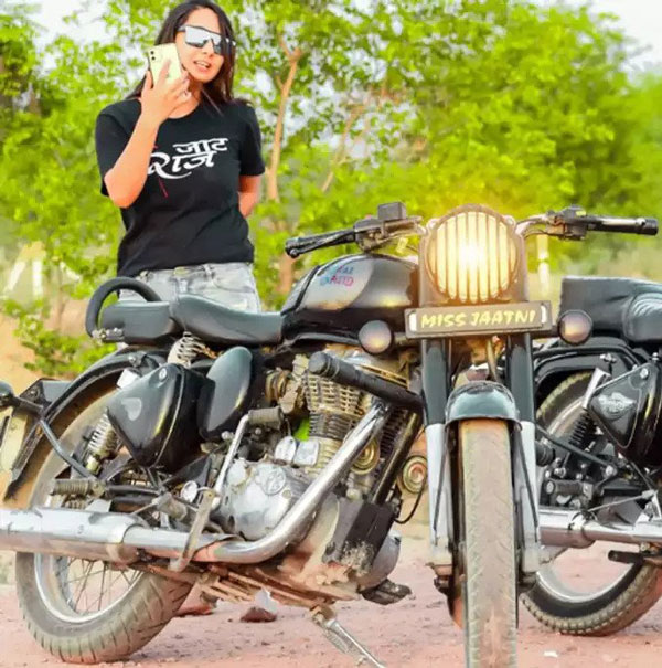 இந்த மாதிரி எல்லாம் வீடியோ போடாதீங்கனு சொன்னா கேக்குறாங்களா! வீடியோ வைரலானதால் சிக்கலில் சிக்கிய இளம் பெண்... இந்த மாதிரி எல்லாம் வீடியோ போடாதீங்கனு சொன்னா கேக்குறாங்களா! வீடியோ வைரலானதால் சிக்கலில் சிக்கிய இளம் பெண்...