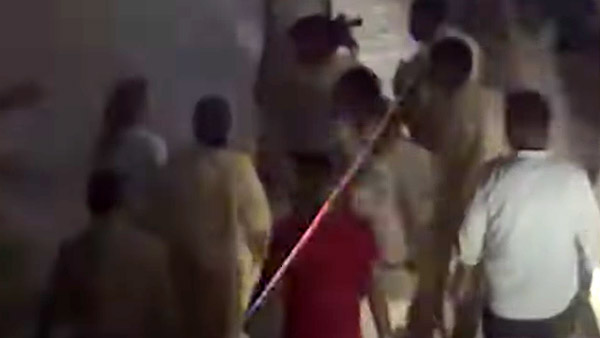 இந்த மாதிரி எல்லாம் வீடியோ போடாதீங்கனு சொன்னா கேக்குறாங்களா! வீடியோ வைரலானதால் சிக்கலில் சிக்கிய இளம் பெண்... இந்த மாதிரி எல்லாம் வீடியோ போடாதீங்கனு சொன்னா கேக்குறாங்களா! வீடியோ வைரலானதால் சிக்கலில் சிக்கிய இளம் பெண்...