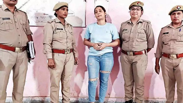 இந்த மாதிரி எல்லாம் வீடியோ போடாதீங்கனு சொன்னா கேக்குறாங்களா! வீடியோ வைரலானதால் சிக்கலில் சிக்கிய இளம் பெண்... இந்த மாதிரி எல்லாம் வீடியோ போடாதீங்கனு சொன்னா கேக்குறாங்களா! வீடியோ வைரலானதால் சிக்கலில் சிக்கிய இளம் பெண்...