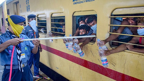 போச்சு... 1-4 வயது குழந்தைகளுக்கும் இரயிலில் டிக்கெட் அவசியமா? என்ன சொல்கிறது இந்திய இரயில்வே நிர்வாகம்