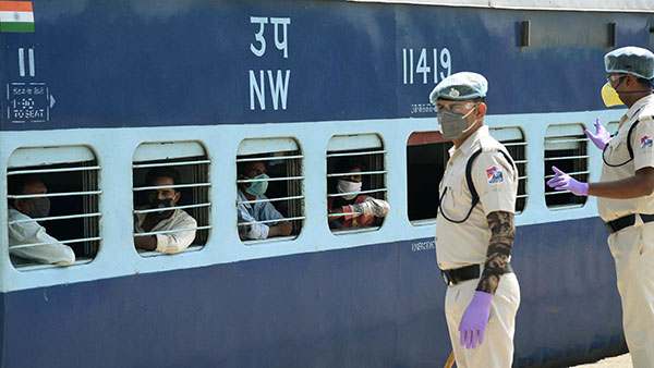 போச்சு... 1-4 வயது குழந்தைகளுக்கும் இரயிலில் டிக்கெட் அவசியமா? என்ன சொல்கிறது இந்திய இரயில்வே நிர்வாகம்