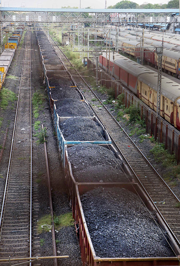 இந்தியாவுலேயே இதான் பெருசு . . . 3 . 5 கி . மீ நீளம் உள்ள ரயிலை ஓட்டி இந்திய ரயில்வே புதிய சாதனை . . .