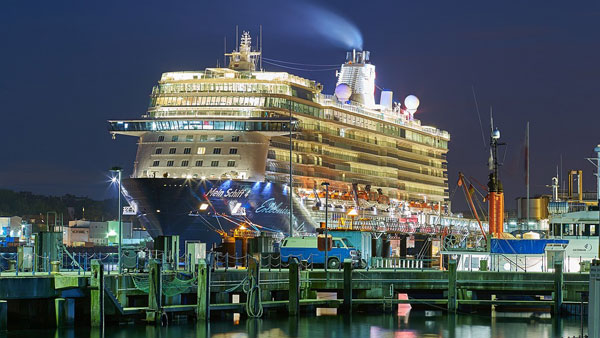 பார்க்க லக்சரியா இருந்தாலும்... சொகுசு கப்பல்கள் இந்த வேகத்திற்கு மேல் செல்லாது!! டாப்-ஸ்பீடே இவ்ளோதான்... 