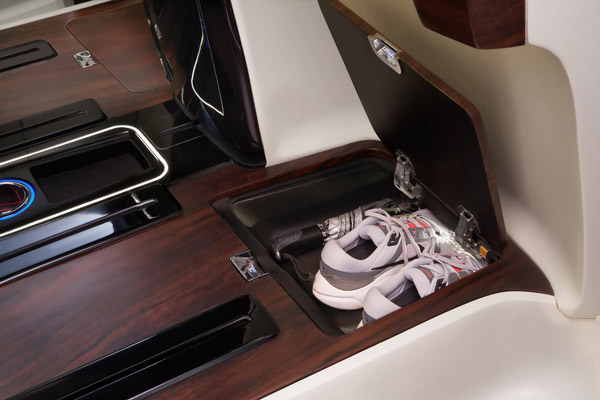 டொயோட்டா இன்னோவா காரா இது... க்ரூஸ் கப்பலையே மிஞ்சுமளவிற்கு இருக்குதே!..