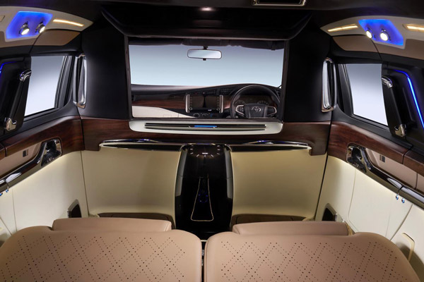 டொயோட்டா இன்னோவா காரா இது... க்ரூஸ் கப்பலையே மிஞ்சுமளவிற்கு இருக்குதே!..