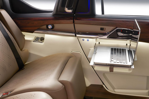 டொயோட்டா இன்னோவா காரா இது... க்ரூஸ் கப்பலையே மிஞ்சுமளவிற்கு இருக்குதே!..