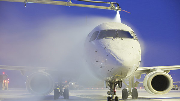 விமானம் கிளம்புவதற்கு முன் ஏன் 2 திரவங்களை பீய்ச்சி அடிக்கறாங்க தெரியுமா? லேட் ஆனாலும் இது நம்ம நல்லதுக்குதான்