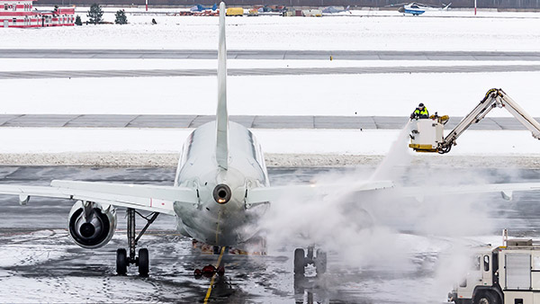 விமானம் கிளம்புவதற்கு முன் ஏன் 2 திரவங்களை பீய்ச்சி அடிக்கறாங்க தெரியுமா? லேட் ஆனாலும் இது நம்ம நல்லதுக்குதான்
