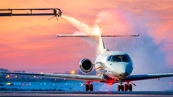 விமானம் கிளம்புவதற்கு முன் ஏன் 2 திரவங்களை பீய்ச்சி அடிக்கறாங்க தெரியுமா? லேட் ஆனாலும் இது நம்ம நல்லதுக்குதான்