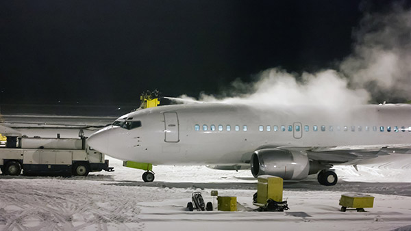 விமானம் கிளம்புவதற்கு முன் ஏன் 2 திரவங்களை பீய்ச்சி அடிக்கறாங்க தெரியுமா? லேட் ஆனாலும் இது நம்ம நல்லதுக்குதான்