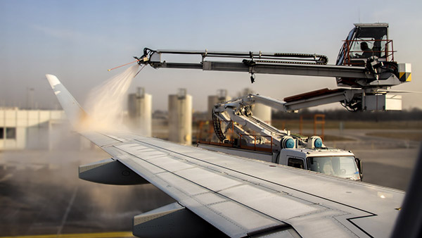 விமானம் கிளம்புவதற்கு முன் ஏன் 2 திரவங்களை பீய்ச்சி அடிக்கறாங்க தெரியுமா? லேட் ஆனாலும் இது நம்ம நல்லதுக்குதான்