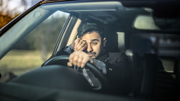 முழிச்சிட்டு இருந்தா கூட தூங்குனதா சொல்லுது . . . டிரைவர் மானிட்டரிங் சிஸ்டத்தில் புதிய குளறுபடி . . . கார் ஓட்டும் போது கவனமா இருங்க . . .