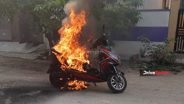 சார்ஜ் போட்டது ஒரு குத்தமா!! குபீரென பற்றி எரிந்த இரு எலெக்ட்ரிக் டூ-வீலர்கள்... ஒன்னுகூட மிஞ்சல! எங்கு நடந்தது தெரியுமா?