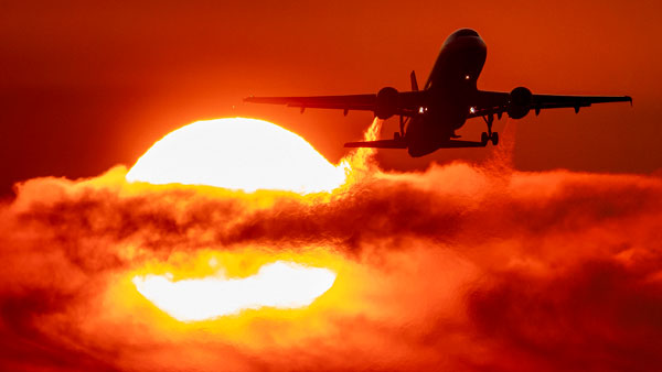 யம்மாடியோவ்... 19 மணிநேர விமான பயணமா!! உலகிலேயே நீண்ட தொலைவு இயங்கும் விமானம் இதுதான்! 