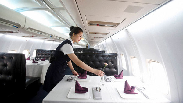 விமான பணிப்பெண்களுக்கு இவ்ளோ சம்பளம் தர்றாங்களா! இத்தன சலுகைகள் வேற இருக்கா! இதுக்கெல்லாம் குடுப்பினை வேணும்!