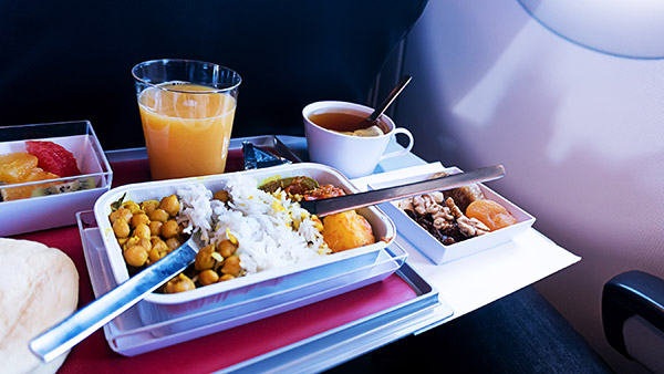 விமானத்தில் ஏறியதும் நிறைய பேர் தக்காளி ஜூஸ் குடிப்பாங்க! ஏன்? இதுக்கு பின்னால இவ்ளோ பெரிய விஷயம் மறஞ்சிருக்கா