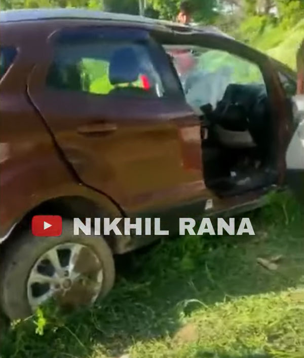 சேதத்தை பாத்து கணக்கு போடாதீங்க... உள்ள இருந்தவங்களுக்கு என்ன ஆச்சு தெரிஞ்சா மூக்குமேல விரல வைப்பீங்க! அட சே இந்த காரை மிஸ் பண்ணிட்டோமே!