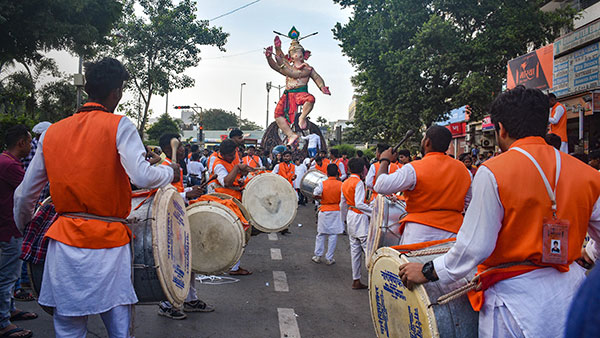 பிள்ளையார்னா சும்மாவா . . . எக்ஸ்பிரஸ்வேயில் தனி ரூட் போட்டுக் கொடுத்த முதல்வர் . . . விநாயகர் சதுர்த்திக்கு இப்படி ஒரு ஏற்பாடா . . .