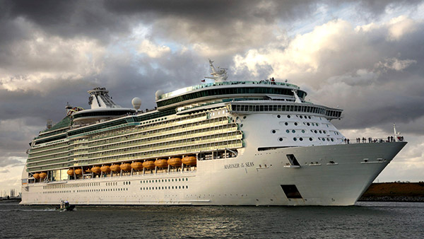 பெரிய பெரிய உருவம் கொண்ட கப்பல்கள் மூழ்காமல் மிதக்க இதுதான் காரணம்... மிதவை விதி எப்படி வேலை செய்யுது பாத்தீங்களா!