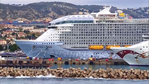 பெரிய பெரிய உருவம் கொண்ட கப்பல்கள் மூழ்காமல் மிதக்க இதுதான் காரணம்... மிதவை விதி எப்படி வேலை செய்யுது பாத்தீங்களா!