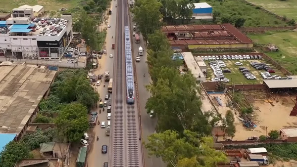 நிலநடுக்கமே வந்தாலும் பயமில்லை . . . இந்த ரயில் மணிக்கு அசால்டா 260 கி . மீ வேகத்துல சீறி பாயும் . . .