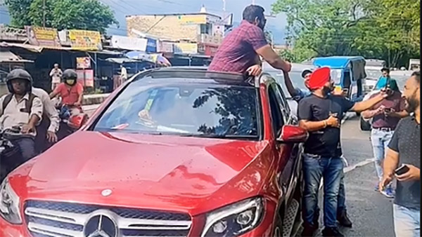 நடு ரோட்ல அமர்ந்து குடிக்கலாமா?.. அப்படி செய்த ஒரு இளைஞர் இப்போ என்ன நிலைமையில் இருக்காரு தெரியுமா?