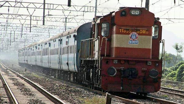 அபராதம் எல்லாம் கிடையாது . . . அன்ரிசர்வ்டு டிக்கெட்டிலேயே ரிசர்வ்டு கோச்சில் பயணிக்கலாம் . . . எப்படி தெரியுமா . . .