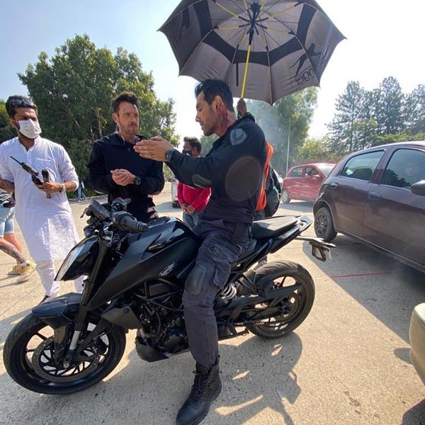 பிரபல நடிகர்கள் ஓட்டும் பைக்குகளின் உண்மையான விலை இவ்ளோ வருதா! மயக்கம் போட்றதுக்கு முன்னாடி தாங்கி பிடிங்கப்பா