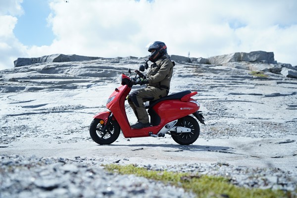 தன்னம்பிக்கை... எலெக்ட்ரிக் ஸ்கூட்டரில் கன்னியாகுமரி-காஷ்மீர் பயணம்... பிரம்மிக்க வைத்த கர்நாடக யூ-டியூபர்!