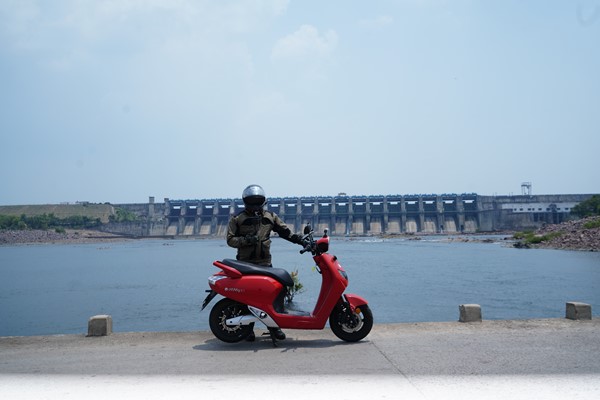 தன்னம்பிக்கை... எலெக்ட்ரிக் ஸ்கூட்டரில் கன்னியாகுமரி-காஷ்மீர் பயணம்... பிரம்மிக்க வைத்த கர்நாடக யூ-டியூபர்!