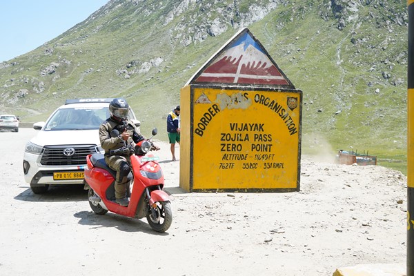தன்னம்பிக்கை... எலெக்ட்ரிக் ஸ்கூட்டரில் கன்னியாகுமரி-காஷ்மீர் பயணம்... பிரம்மிக்க வைத்த கர்நாடக யூ-டியூபர்!