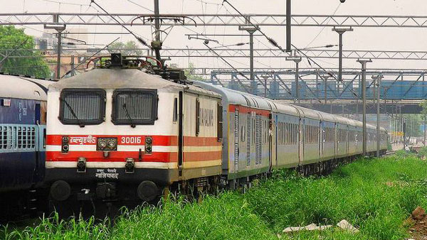 அபராதம் எல்லாம் கிடையாது . . . அன்ரிசர்வ்டு டிக்கெட்டிலேயே ரிசர்வ்டு கோச்சில் பயணிக்கலாம் . . . எப்படி தெரியுமா . . .