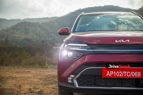 காரில் ஹெட்லைட்களுக்கு கீழிருக்கும் விளக்குகளை பார்த்து யூஸ் பண்ணுங்க!! ஆக்ஸிடெண்ட் நடக்கவும் வாய்ப்பிருக்காம்