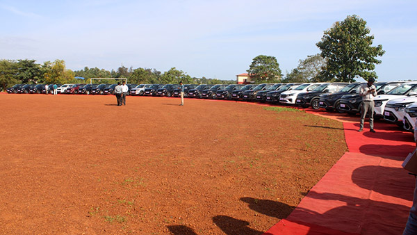 விற்பனைக்கு வந்து பல வருஷங்கள் ஆகுது... இப்பவும் இந்த காரை லாட் லாட்டா டெலிவரி கொடுக்குறாங்க!