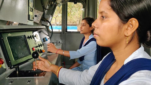 இந்தியாவுலேயே இதான் பெருசு . . . 3 . 5 கி . மீ நீளம் உள்ள ரயிலை ஓட்டி இந்திய ரயில்வே புதிய சாதனை . . .