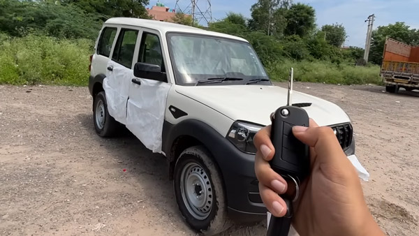 ஸ்கார்பியோ கிளாசிக் காரின் அடிநிலை வேரியண்ட் இப்படிதான் இருக்கும்! ஆடம்பரமே இல்ல, இருந்தாலும் அமர்க்களமா இருக்கு!